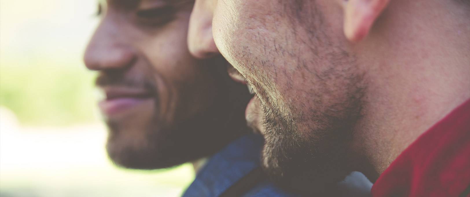 L'histoire de Maxime, un homme marié, qui succombe au charme de Karim, rencontré sur un site de rencontre.